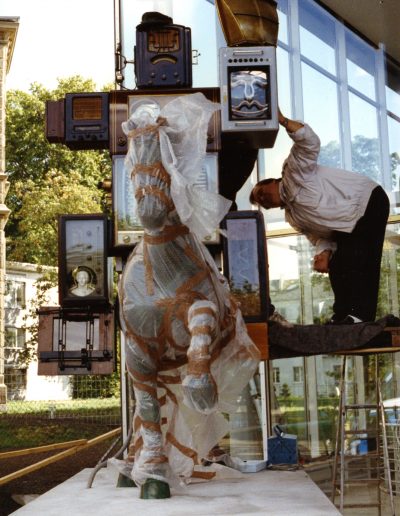 Nam June Paik Pre Bell Man Aufbau Museum fuer Kommunikation Frankfurt 1990